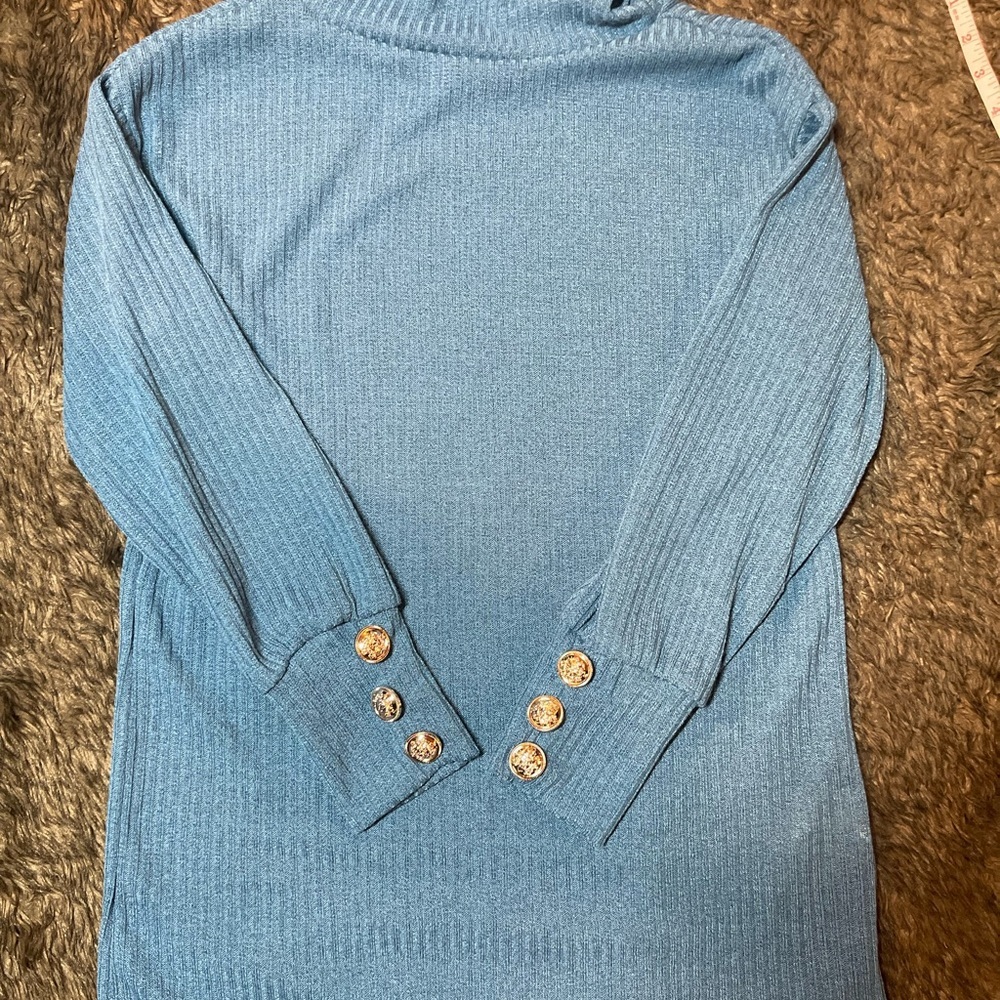 Quarter length sleeve turtleneck blouse large